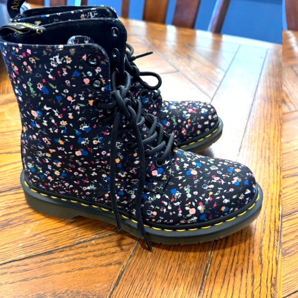 Dr. Doc Martens Page Black Combat Boots Womens Size 8 Floral Slip Resistant Shoe